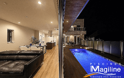 リビングからフラットに繋がるプールの施工事例