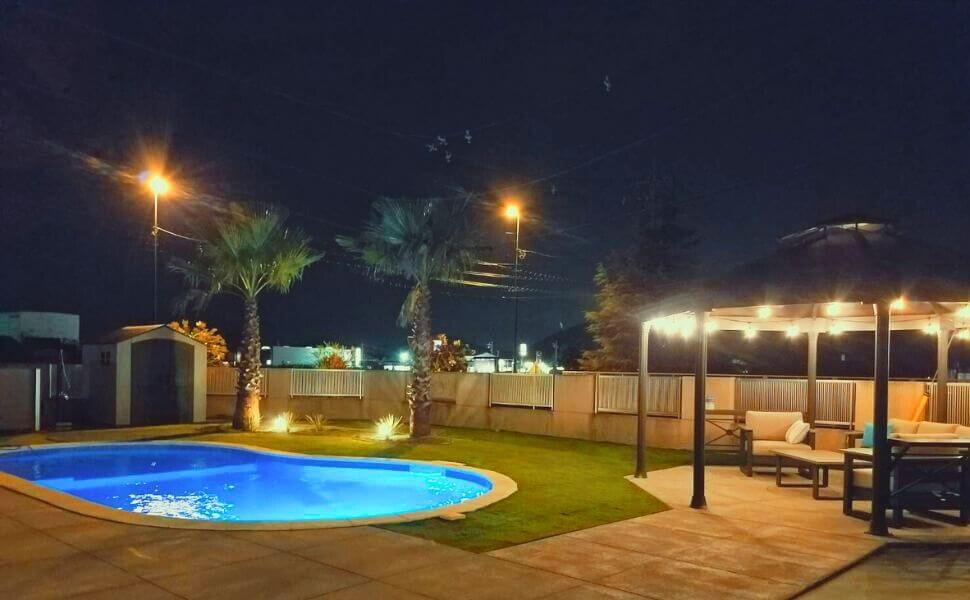 ライトアップされたマジラインプールの施工事例