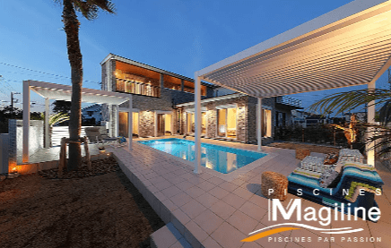 ライトアップされたナイトプールの施工事例