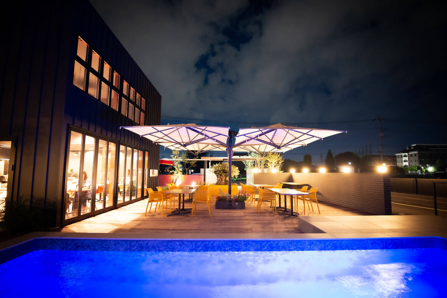 ライトアップされたナイトプールの施工事例