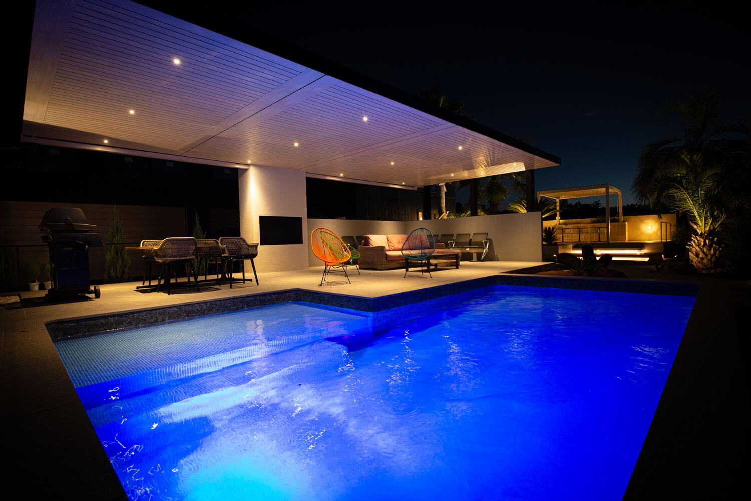 ライトアップされたナイトプールの施工事例